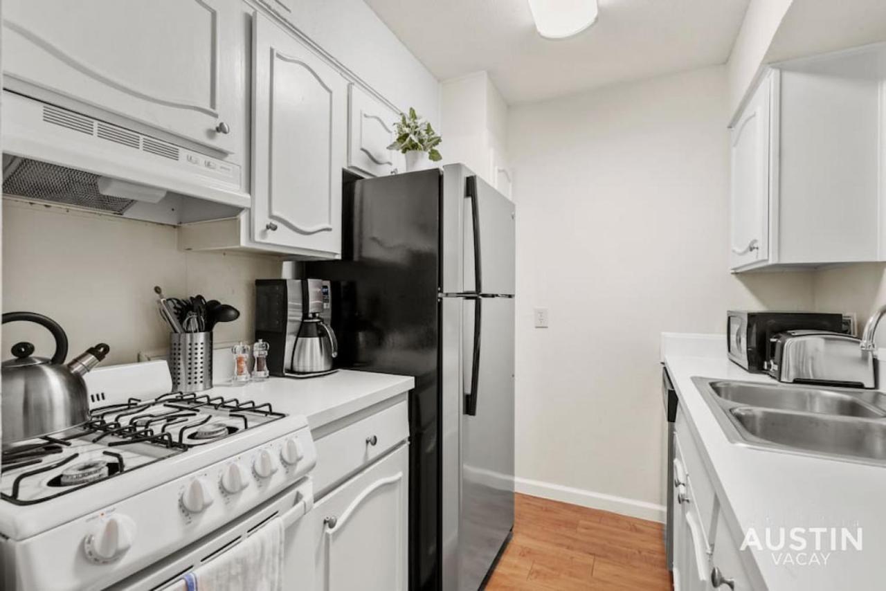 Quiet Downtown Pool Free Parking Apartment Austin