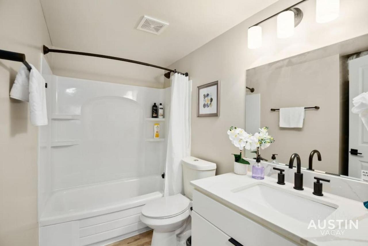 Easy Access To Ut Campus Shared Pool And Parking Austin
