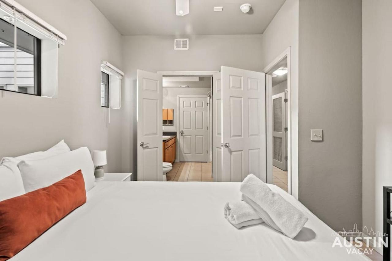 Perfect Location Near Ut And Large Patio With A View Apartment