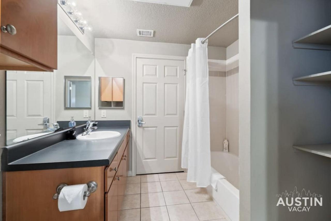 Apartment Perfect Location Near Ut And Large Patio With A View Austin
