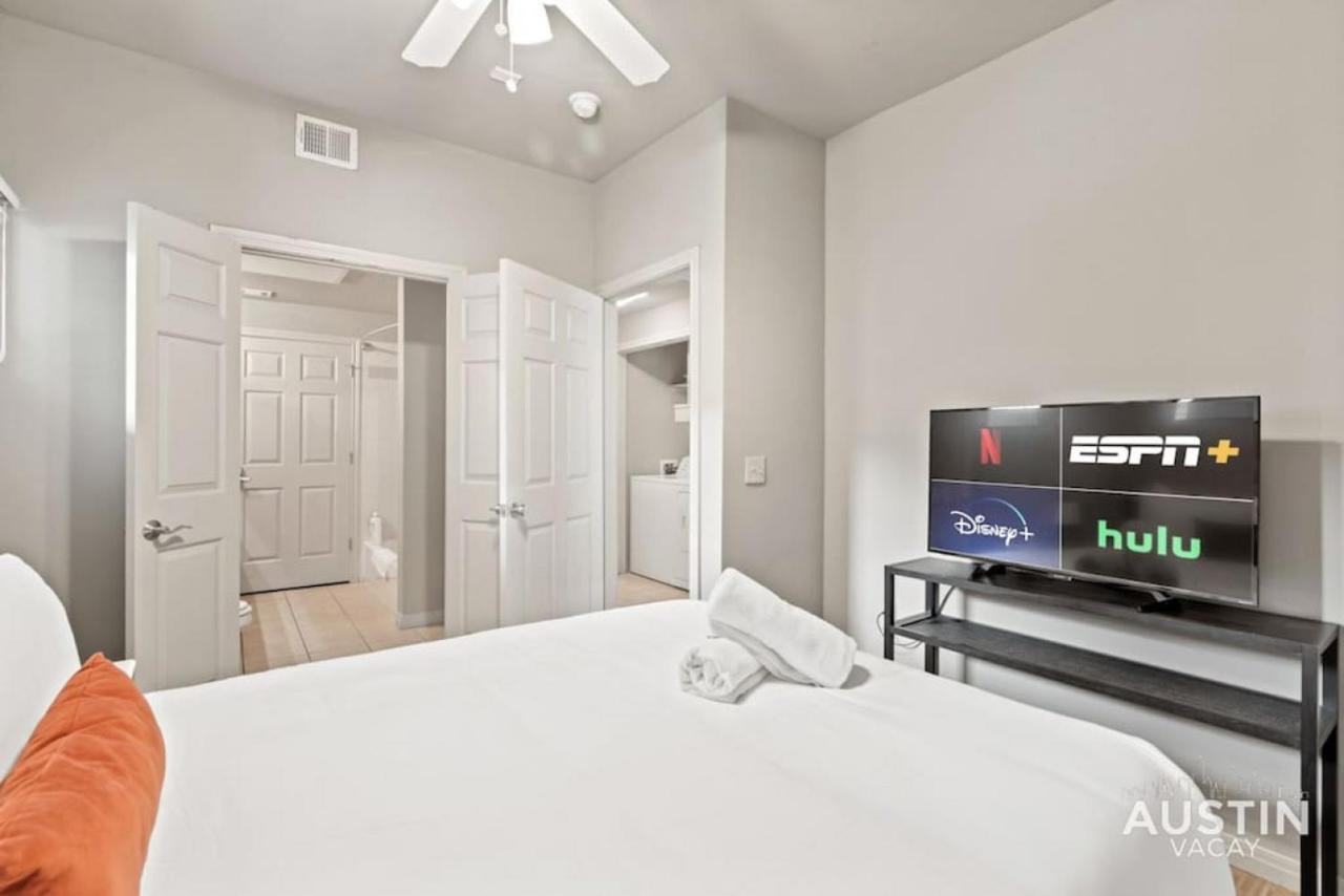 Perfect Location Near Ut And Large Patio With A View Apartment