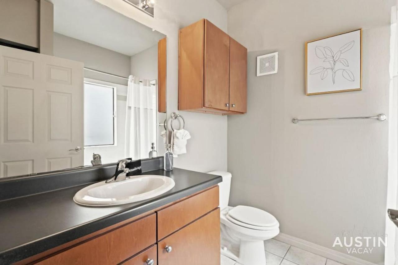 Perfect Location Near Ut And Large Patio With A View Austin