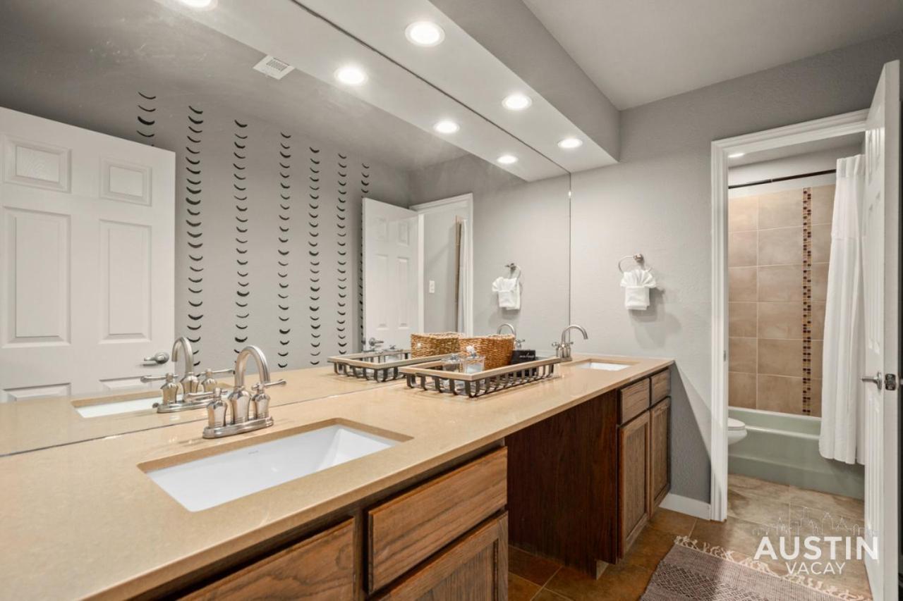 Entire Eastside W Space To Entertain And Yard *