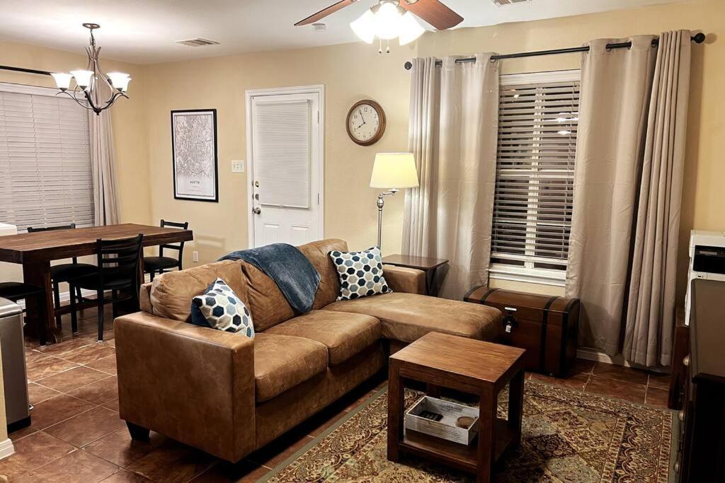 Cozy 3-bed Garden - 10 Mins To Ut Stadium And Downtown Apartment