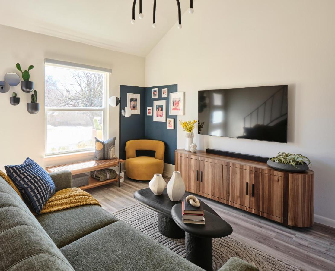 Apartment Midcentury Couples Designer Loft - Casa Tuya Austin