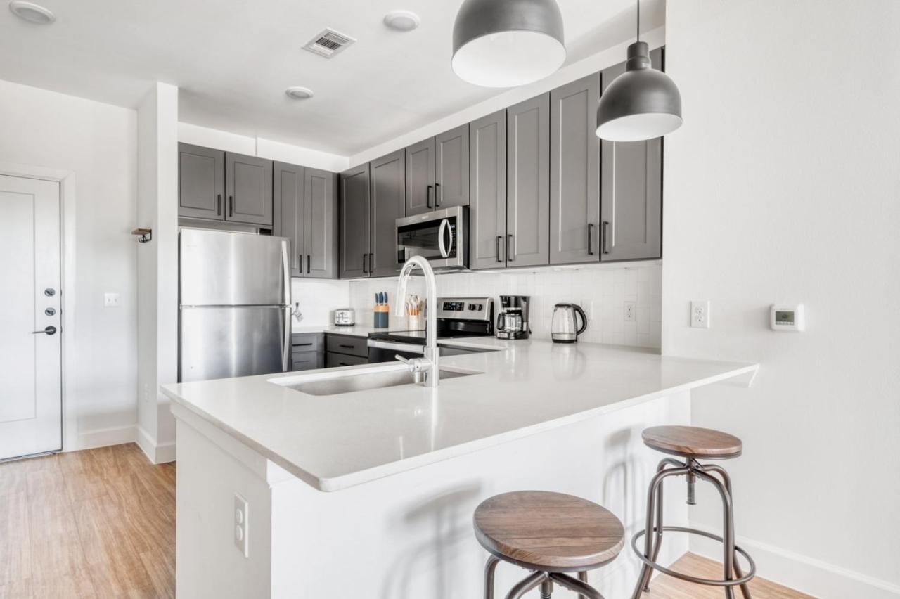 Apartment East 1br W Gym Pool Wd Nr Shops Atx-70 Austin