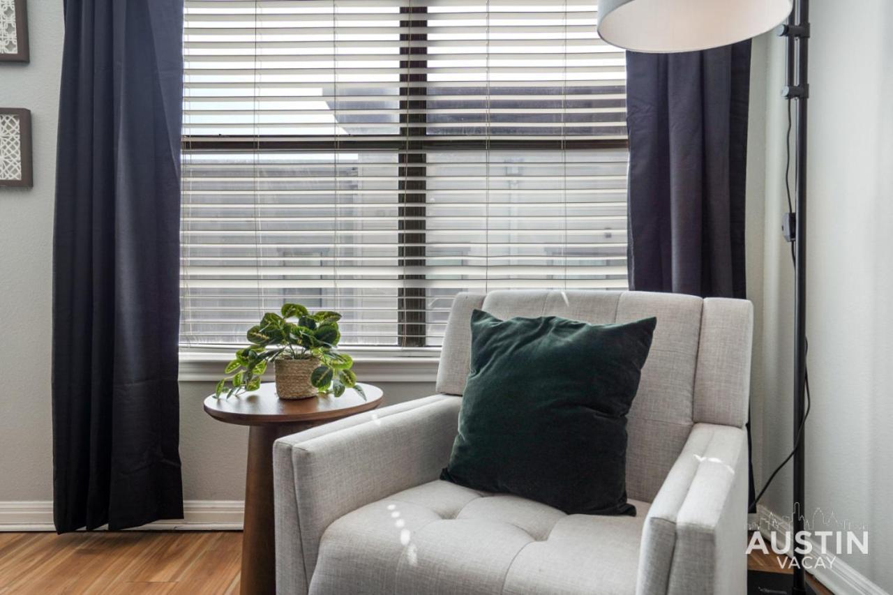 King Beds And Memory Foam Sleeper In Vibrant Atx Apartment Austin