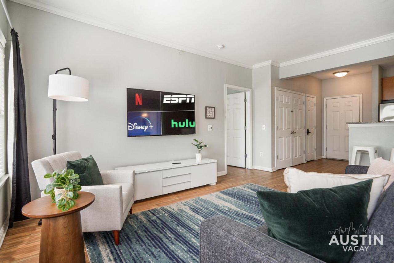 King Beds And Memory Foam Sleeper In Vibrant Atx Apartment *