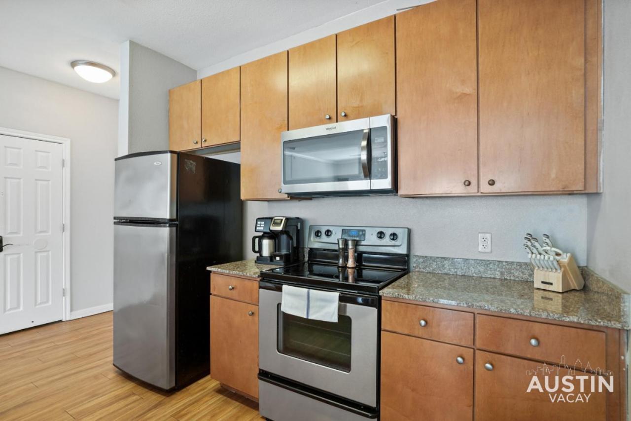 King Beds And Memory Foam Sleeper In Vibrant Atx Apartment Austin