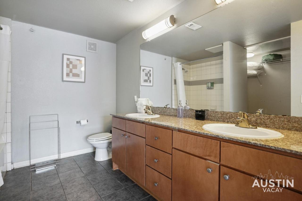 King Beds And Memory Foam Sleeper In Vibrant Atx Apartment Austin