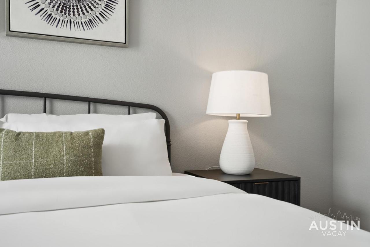 King Beds And Memory Foam Sleeper In Vibrant Atx Apartment *