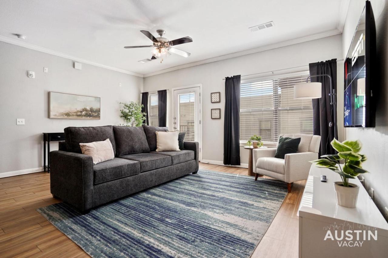 King Beds And Memory Foam Sleeper In Vibrant Atx Apartment *