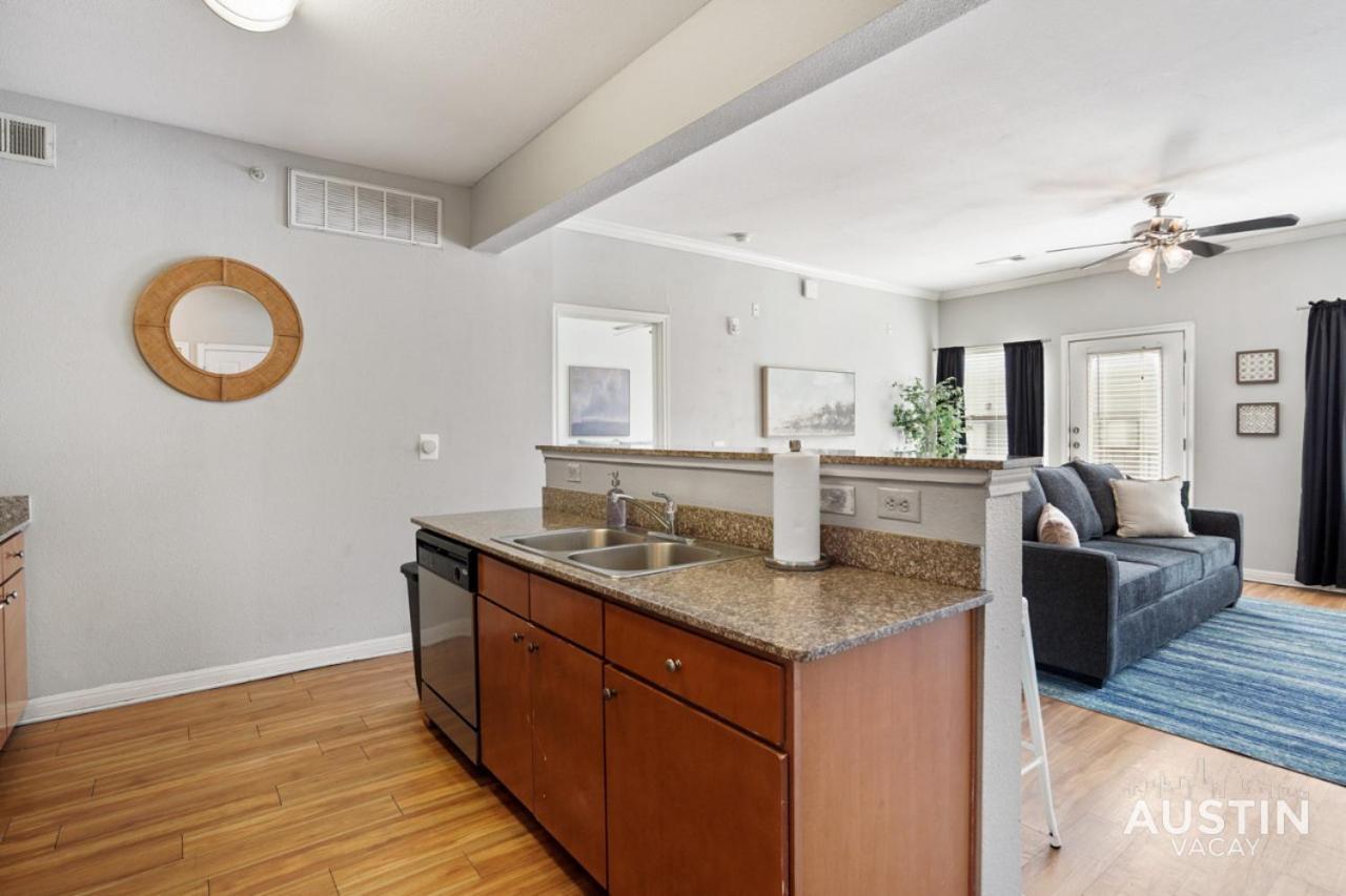 King Beds And Memory Foam Sleeper In Vibrant Atx Apartment