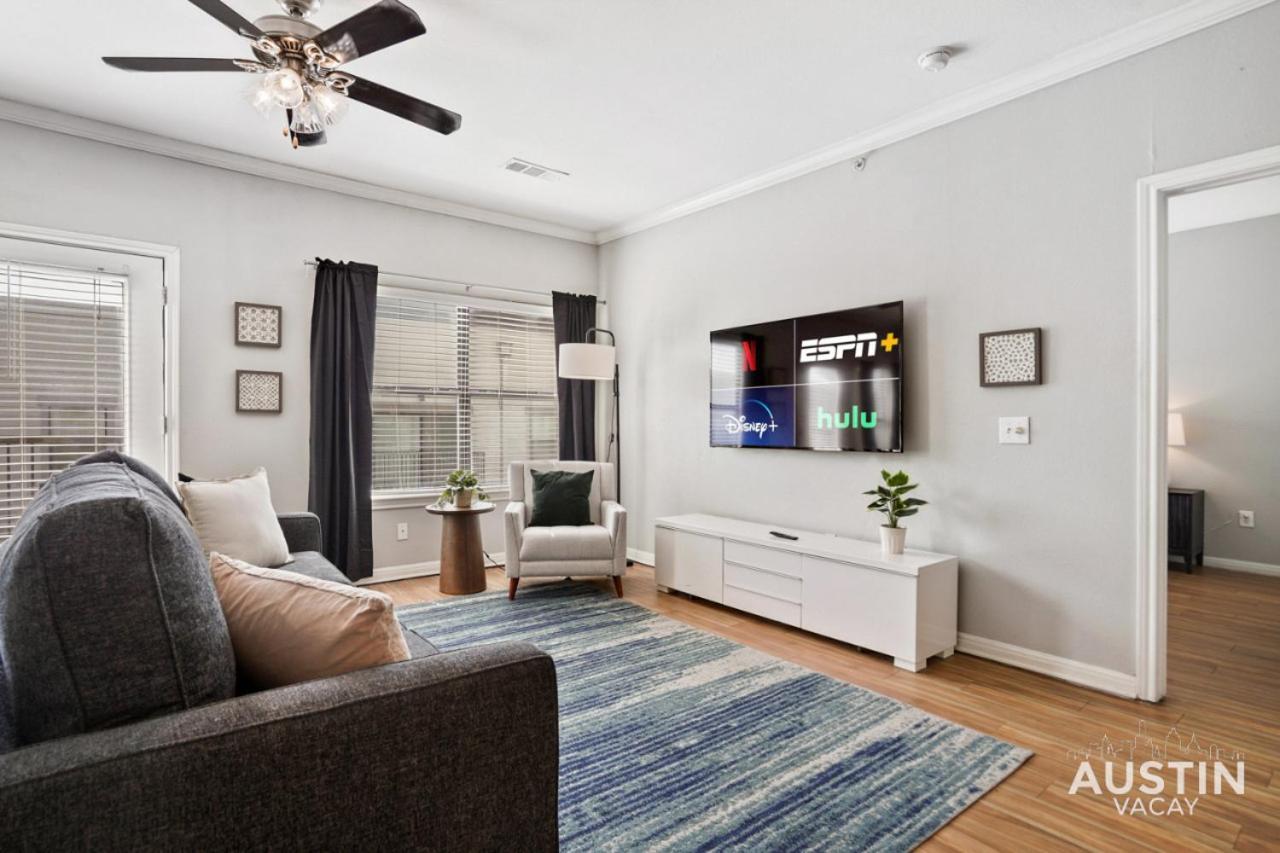 King Beds And Memory Foam Sleeper In Vibrant Atx Apartment *