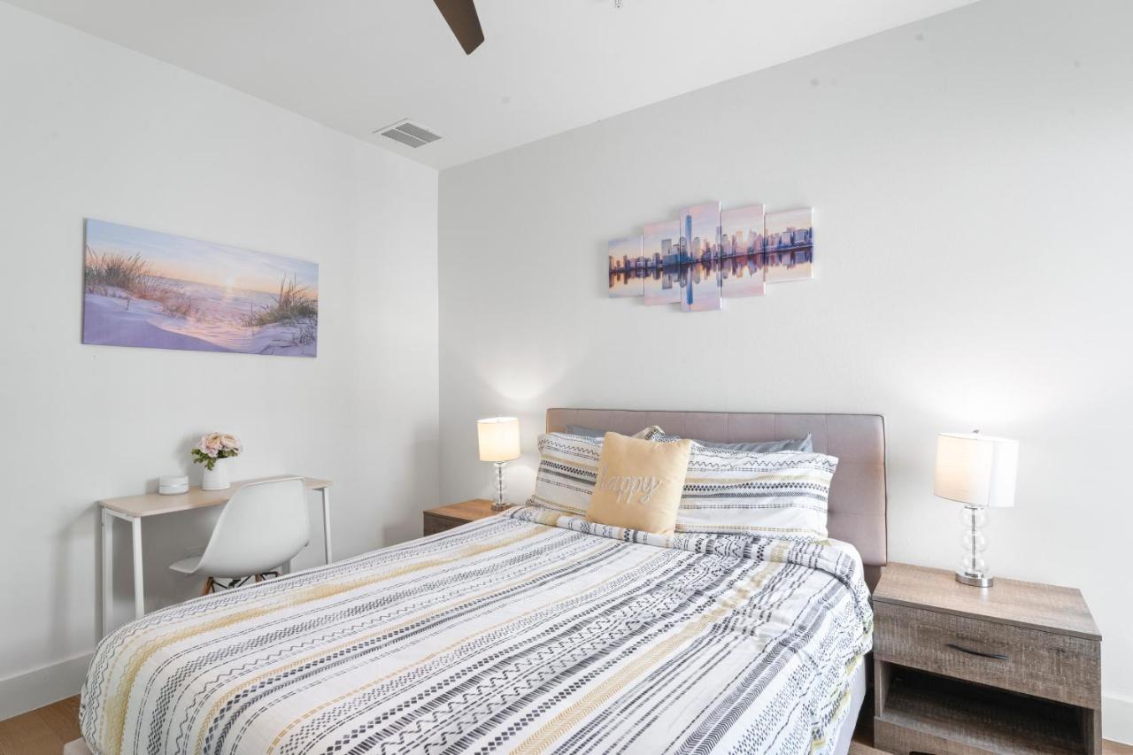 Holiday home Luxe East Downtown 3br Condo, Walk To Bars, Restaurants, Shops *