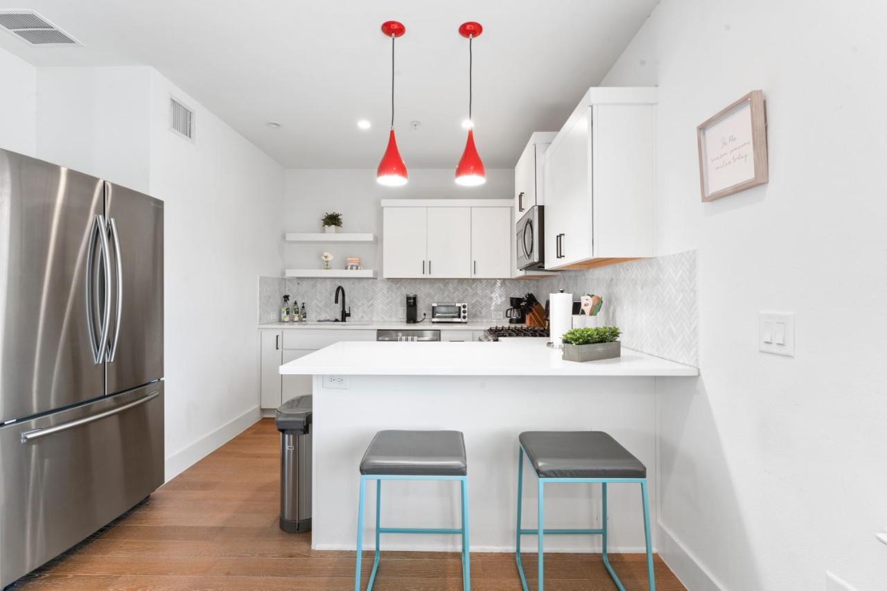 Luxe East Downtown 3br Condo, Walk To Bars, Restaurants, Shops * Austin