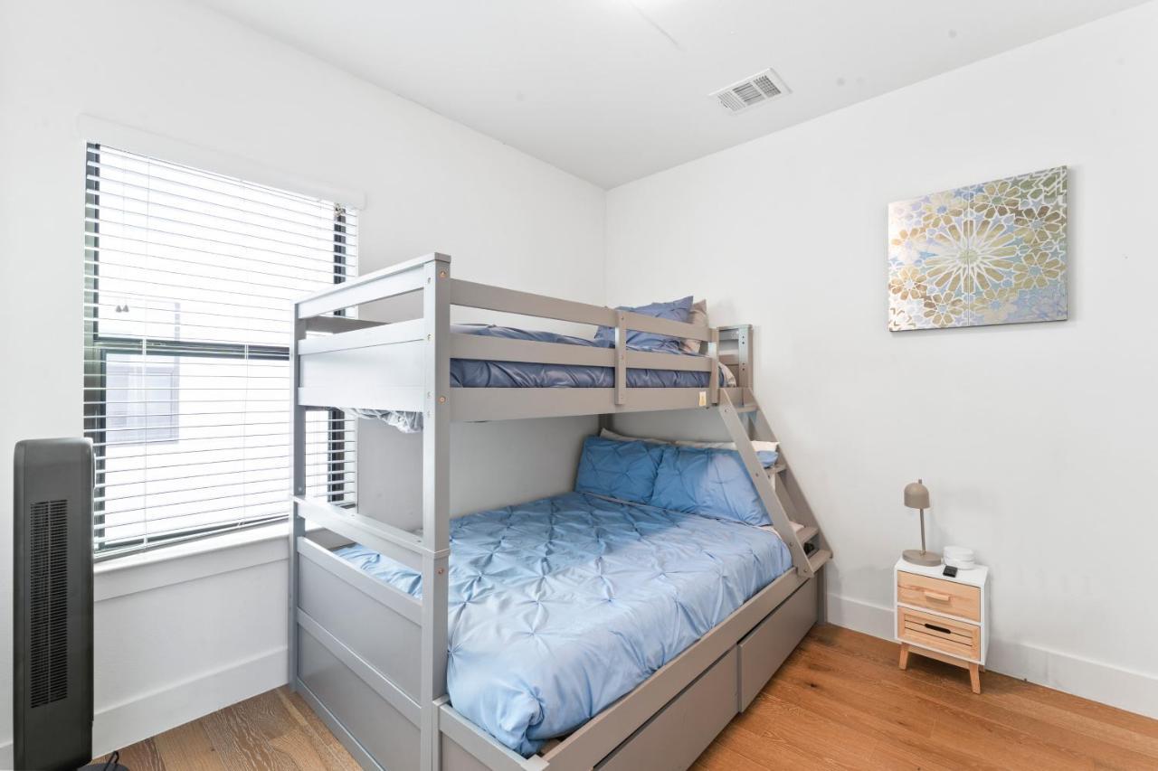 Luxe East Downtown 3br Condo, Walk To Bars, Restaurants, Shops Austin