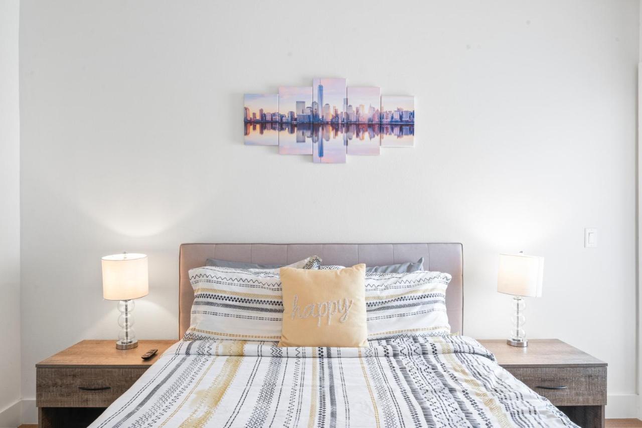 Luxe East Downtown 3br Condo, Walk To Bars, Restaurants, Shops *