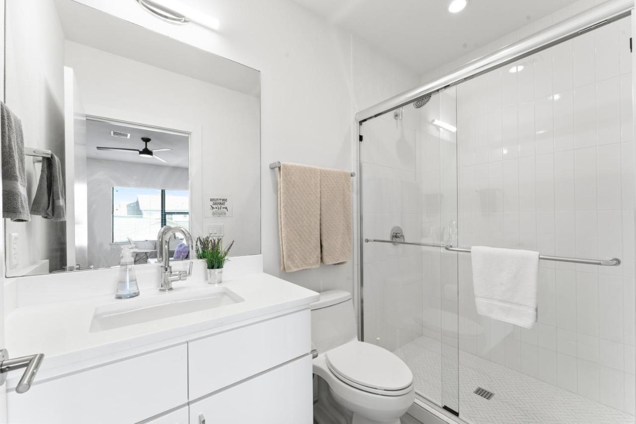 Luxe East Downtown 3br Condo, Walk To Bars, Restaurants, Shops * Austin