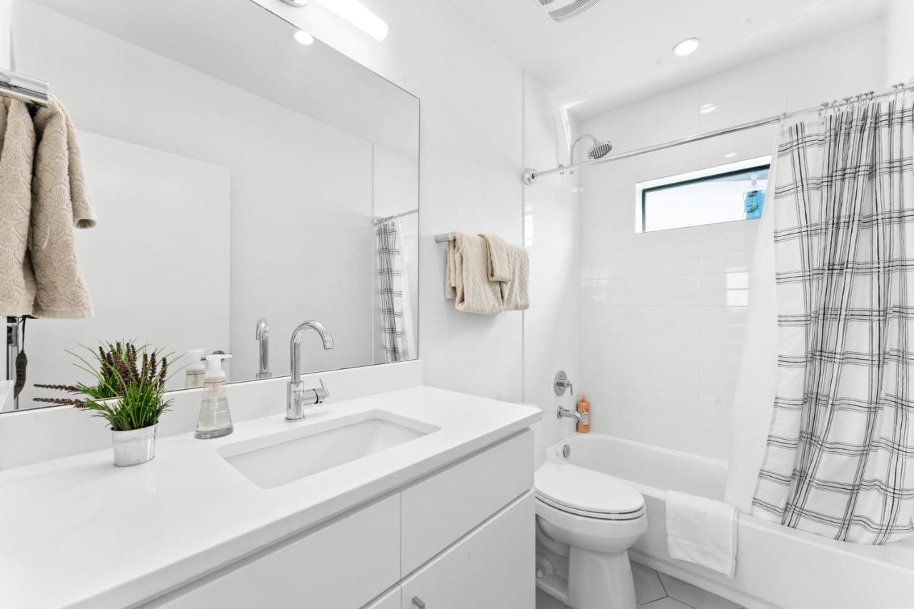 Luxe East Downtown 3br Condo, Walk To Bars, Restaurants, Shops Holiday home *
