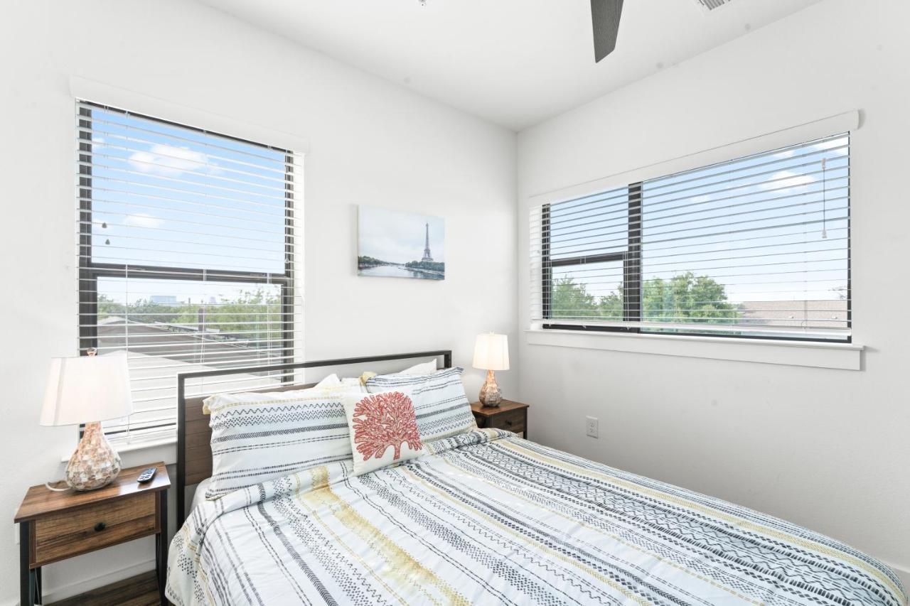 Luxe East Downtown 3br Condo, Walk To Bars, Restaurants, Shops Holiday home