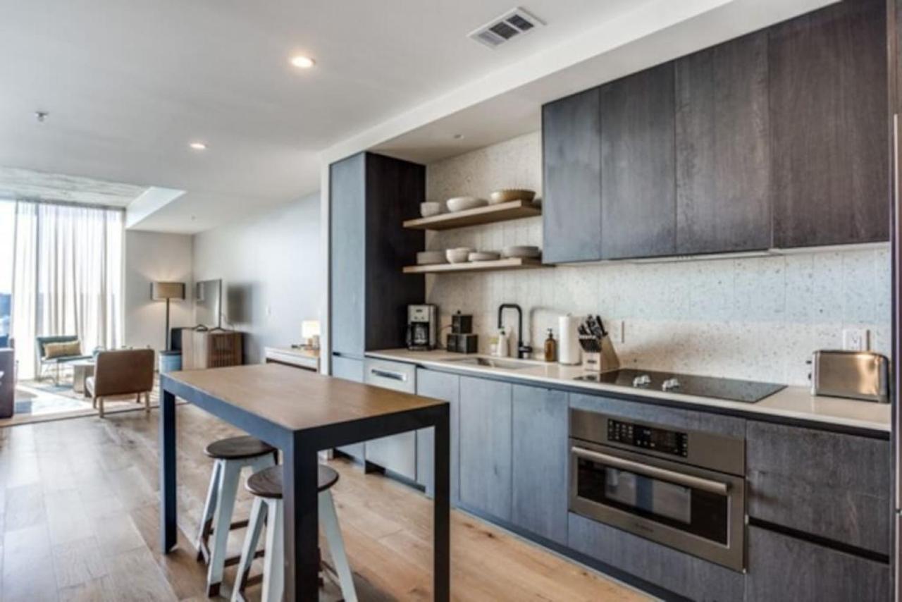 2 Bedroom Lux Panoramic View - Rainey * Austin