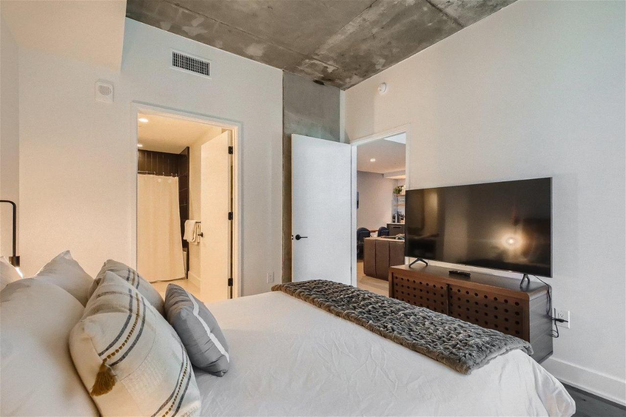 2bd Condo-rainey St-best Views-rt Pool * Austin