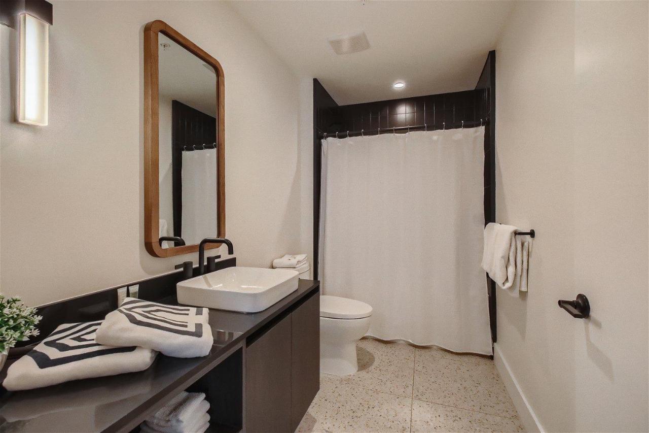 2bd Condo-rainey St-best Views-rt Pool * Austin
