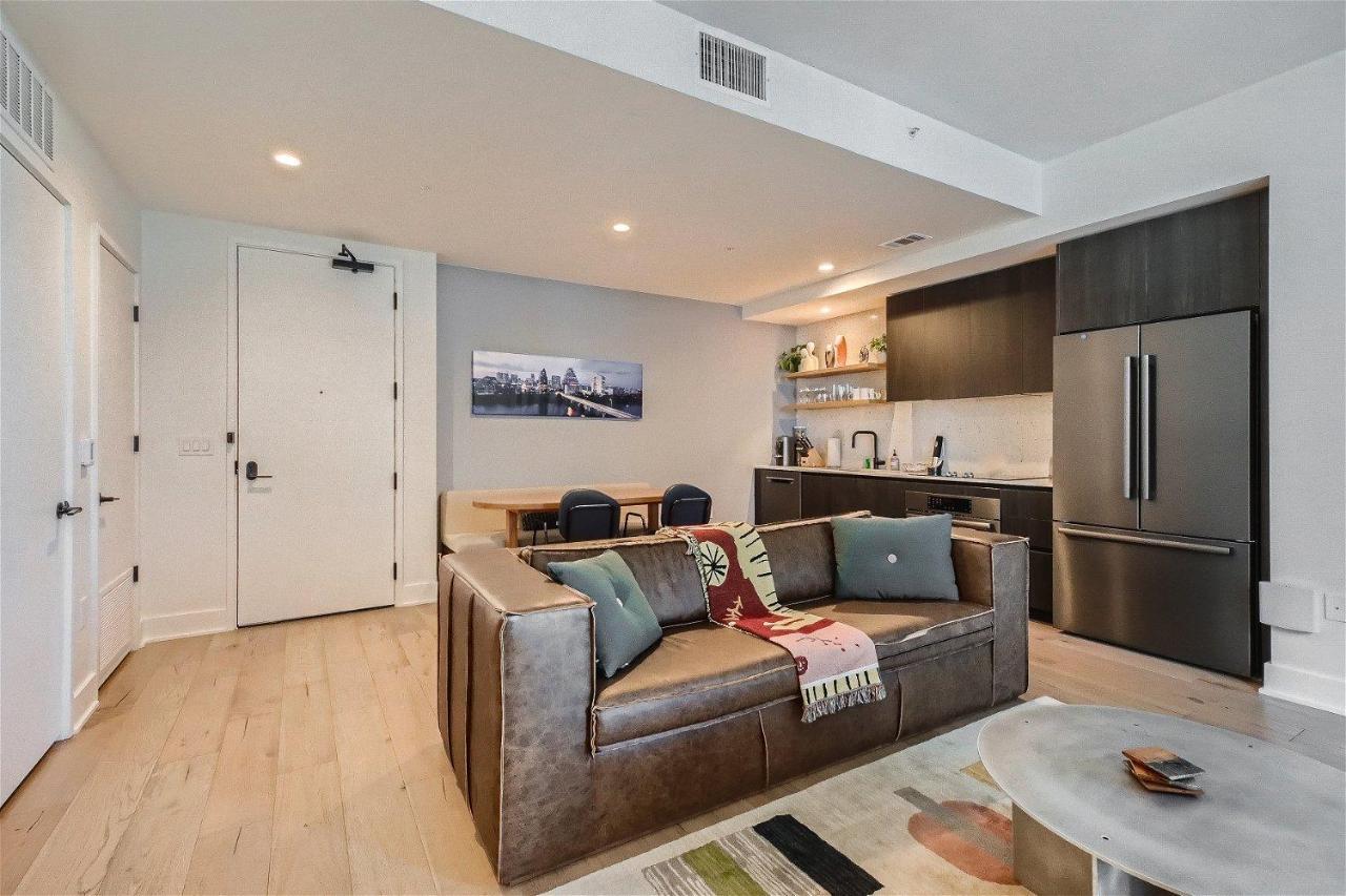 2bd Condo-rainey St-best Views-rt Pool Holiday home Austin