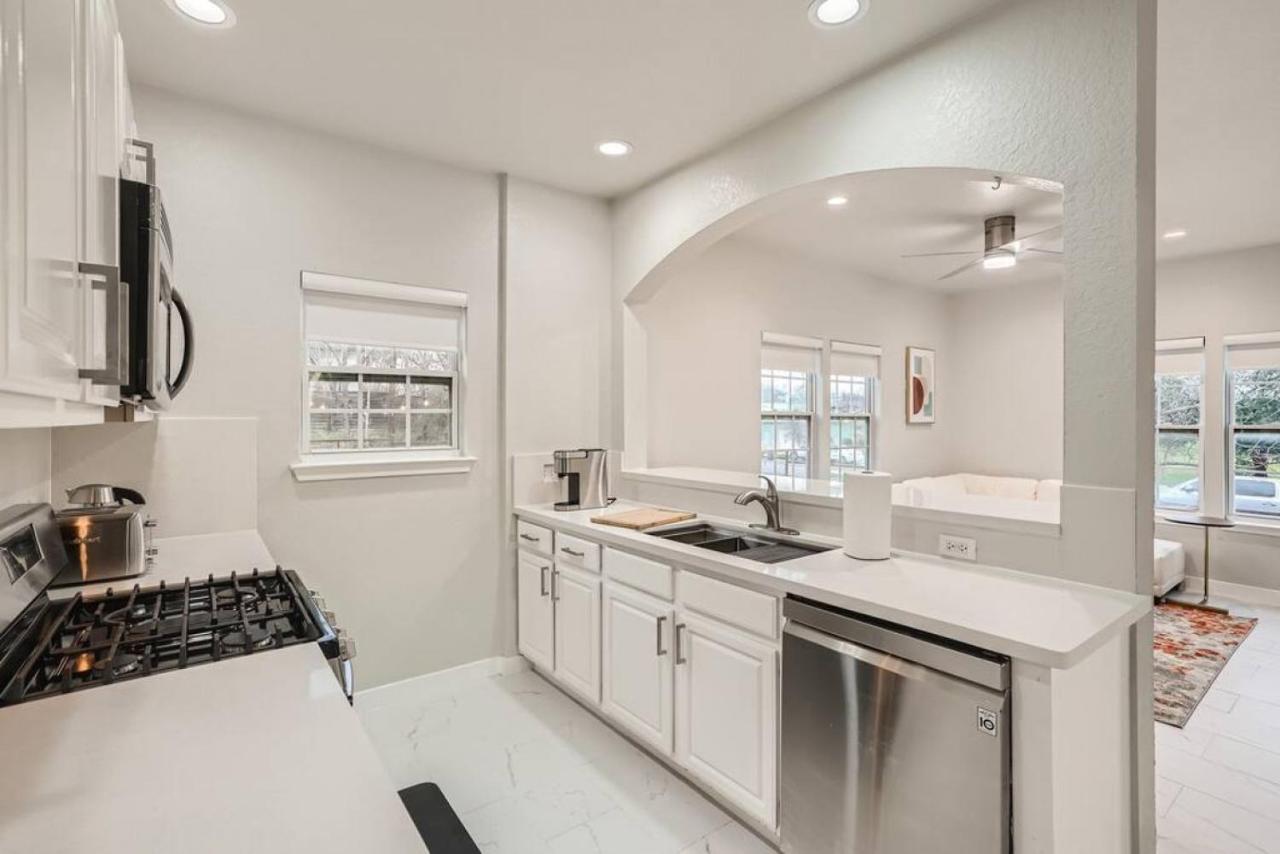 Superb White Modern Holiday home Austin