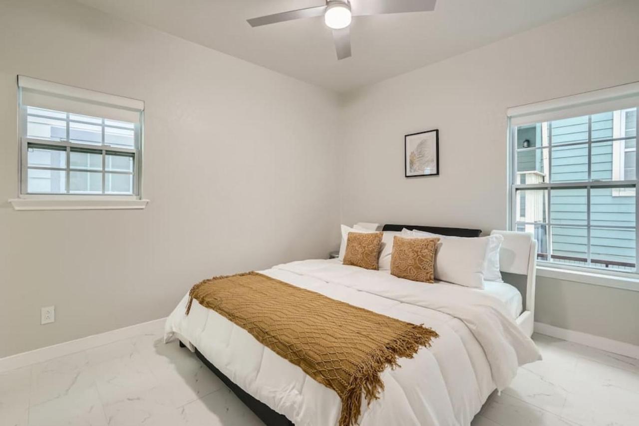 Superb White Modern Austin