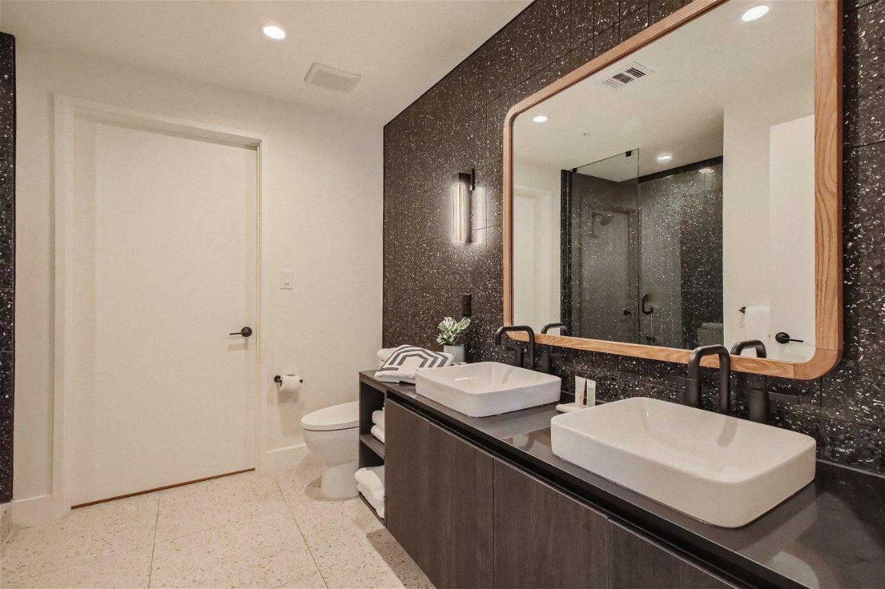 2bd Condo-rainey St-best Views-rt Pool * Austin