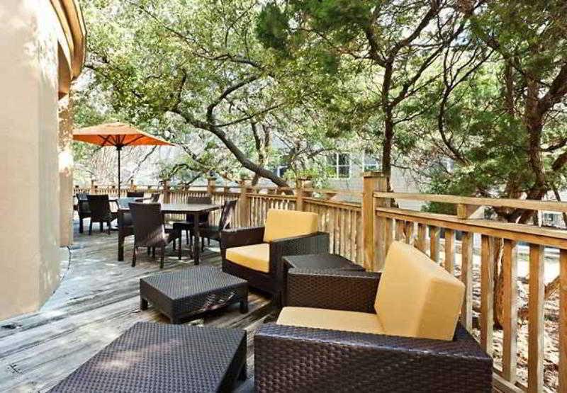 Courtyard By Marriott The Domain Area Hotel 3*