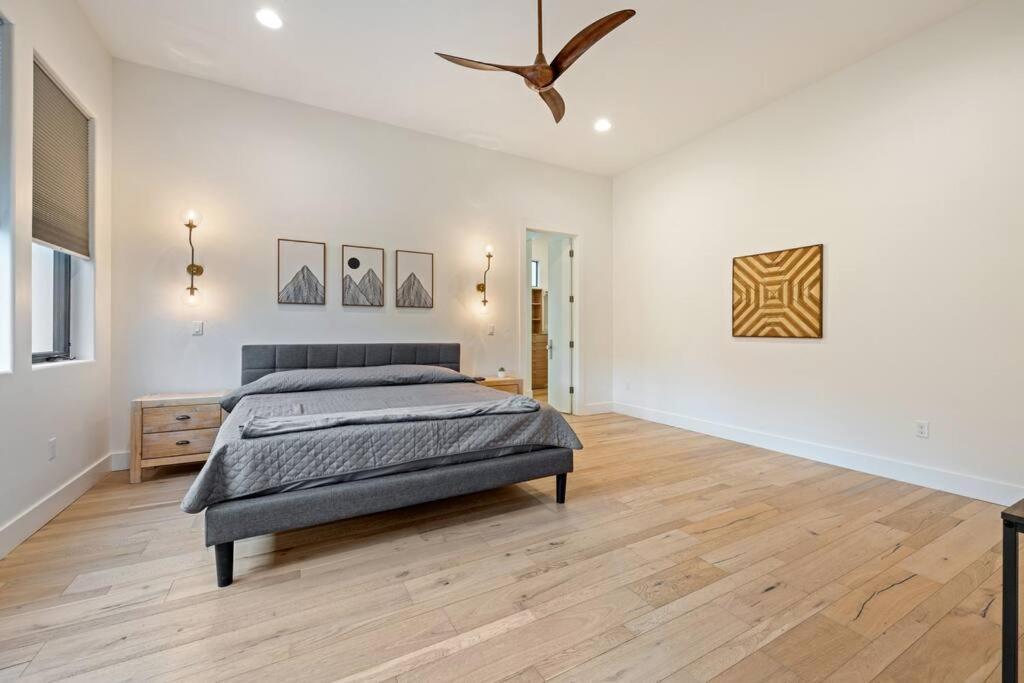 Contemporary W/ Pool And
