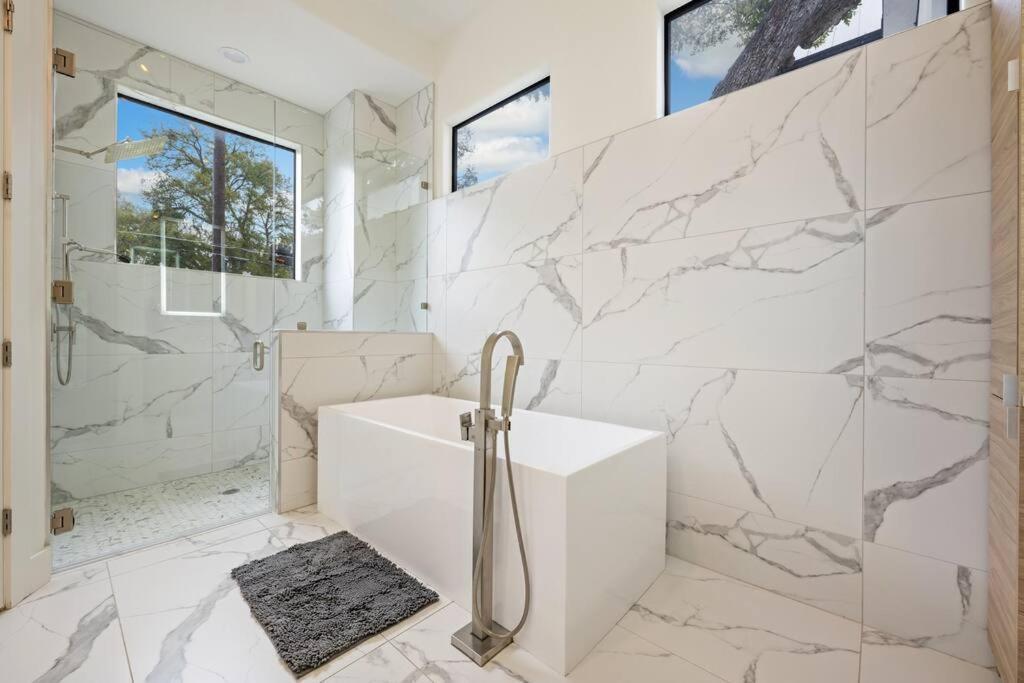 Holiday home Contemporary W/ Pool And