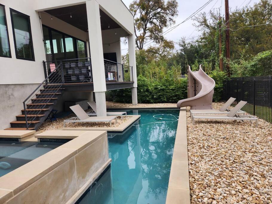 Contemporary W/ Pool And Holiday home Austin