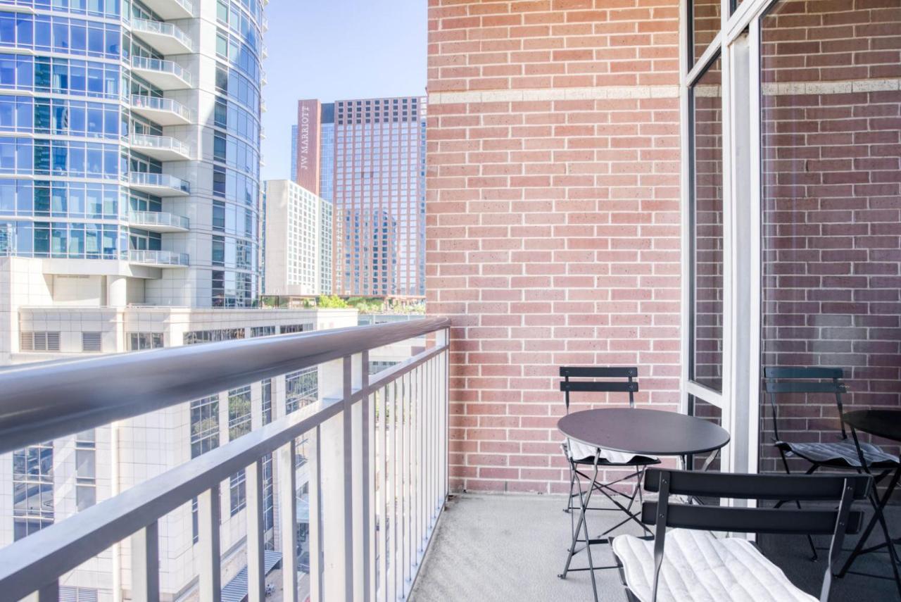 Downtown 1br W Gym Wd Deck Nr 6th St Bars Atx-10 Apartment