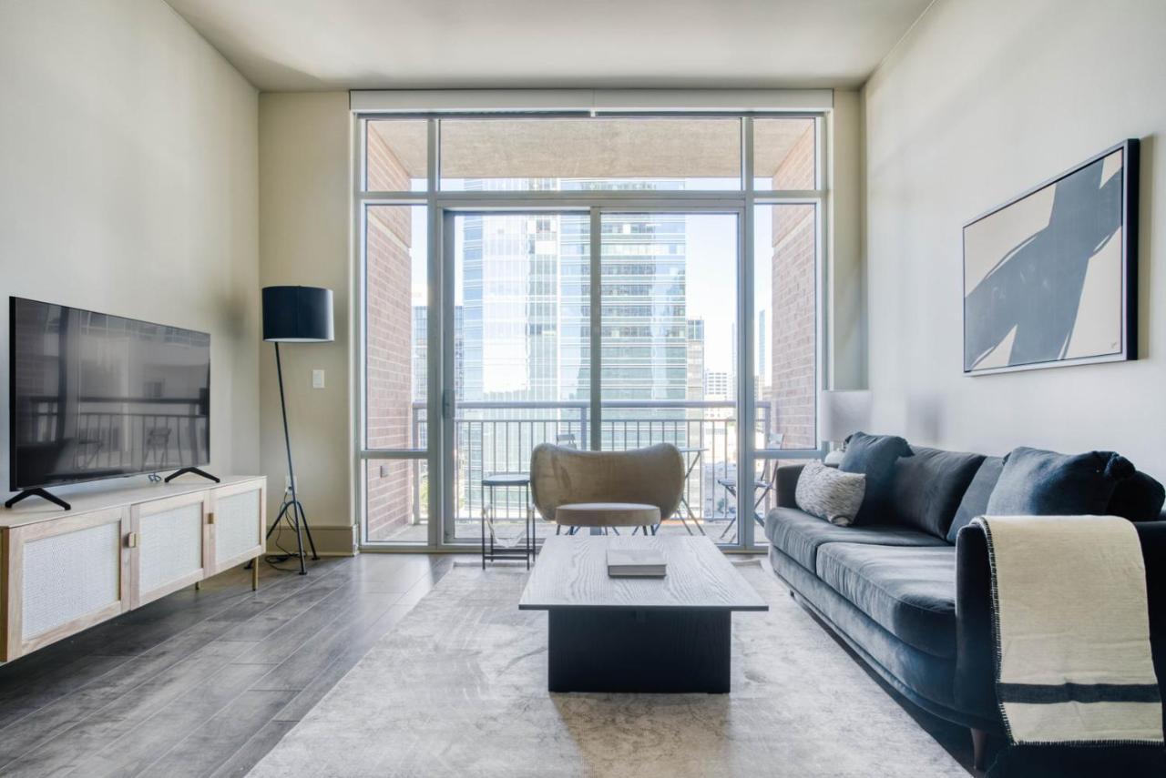 Downtown 1br W Gym Wd Deck Nr 6th St Bars Atx-10 Austin