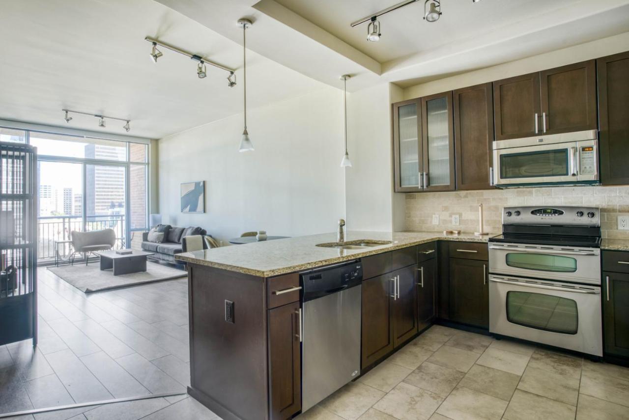 Downtown 1br W Gym Wd Deck Nr 6th St Bars Atx-10 *