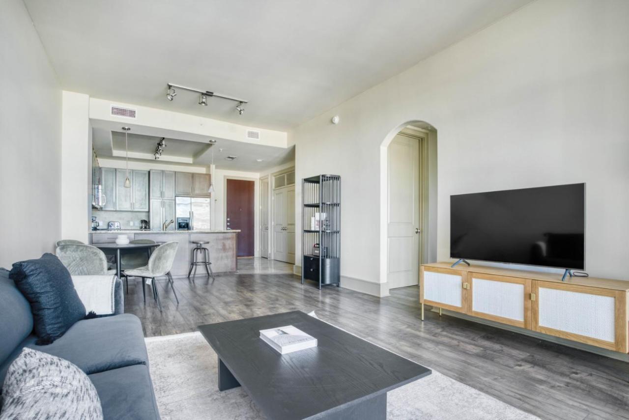 Downtown 1br W Gym Wd Deck Nr 6th St Bars Atx-10 Apartment *