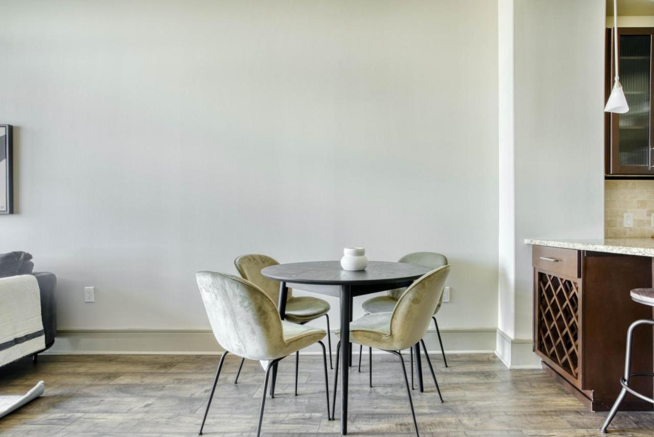 Downtown 1br W Gym Wd Deck Nr 6th St Bars Atx-10 Apartment Austin