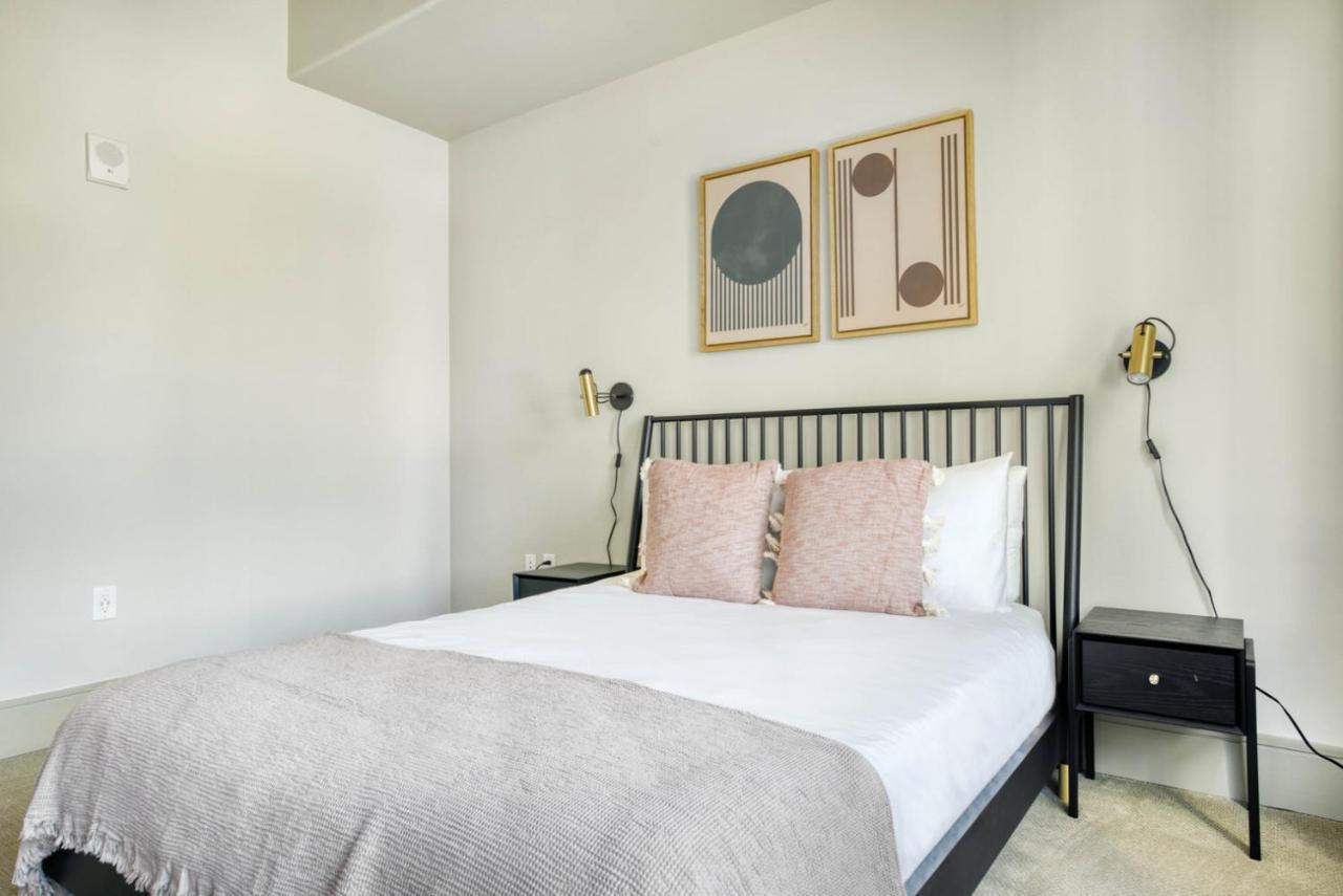 Downtown 1br W Gym Wd Deck Nr 6th St Bars Atx-10 *