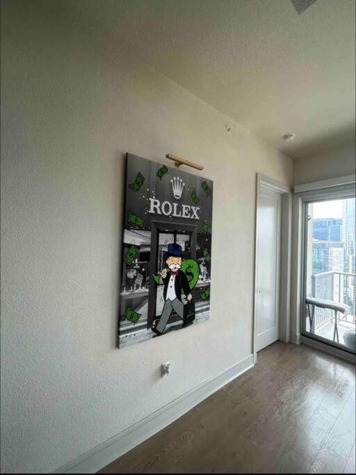 Apartment Luxe Retreat: Heart Of City, Pool & Views