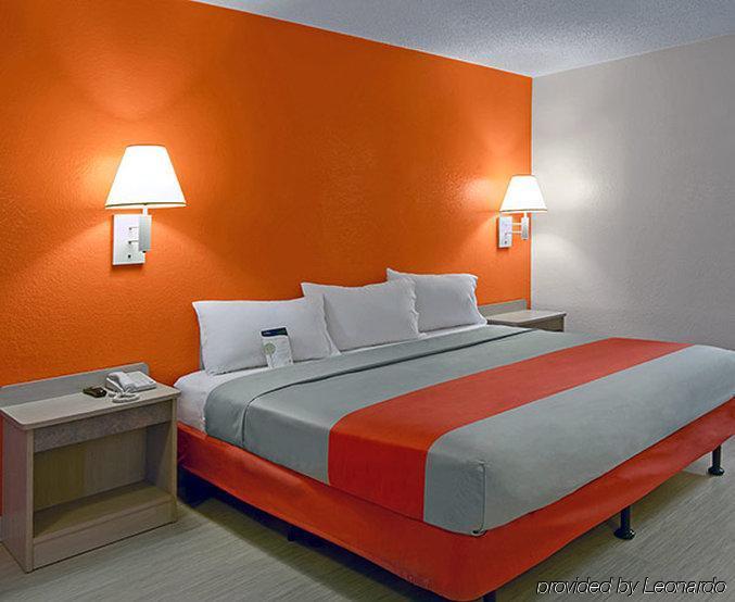 Super 8 By Wyndham North/university Area