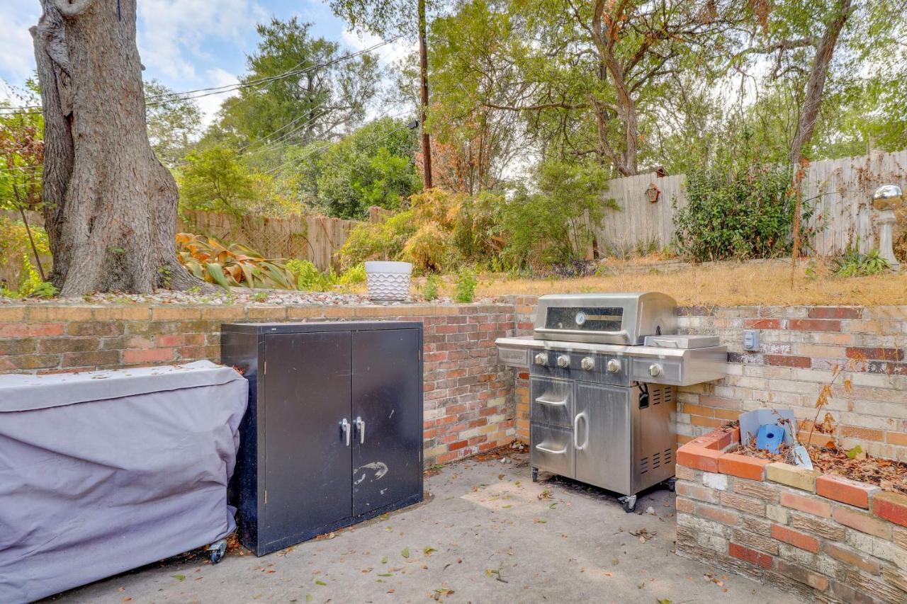 Holiday home Colorful With Covered Patio And Gas Grill! Austin