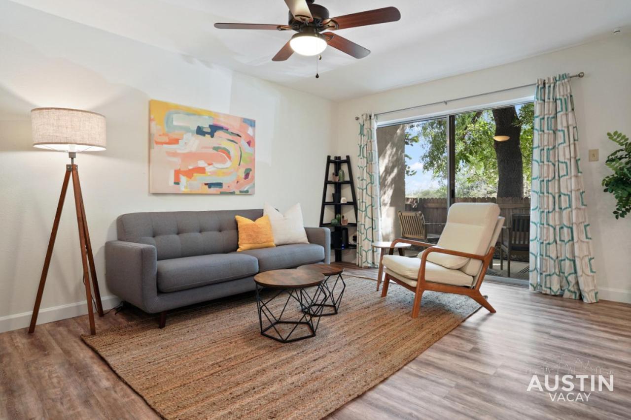 Longer In King And Poolside Fun! Holiday home Austin