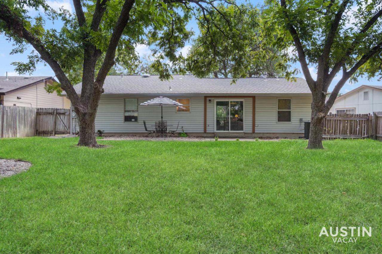 12 Min To Airport Spacious Backyard And Fire Pit Austin