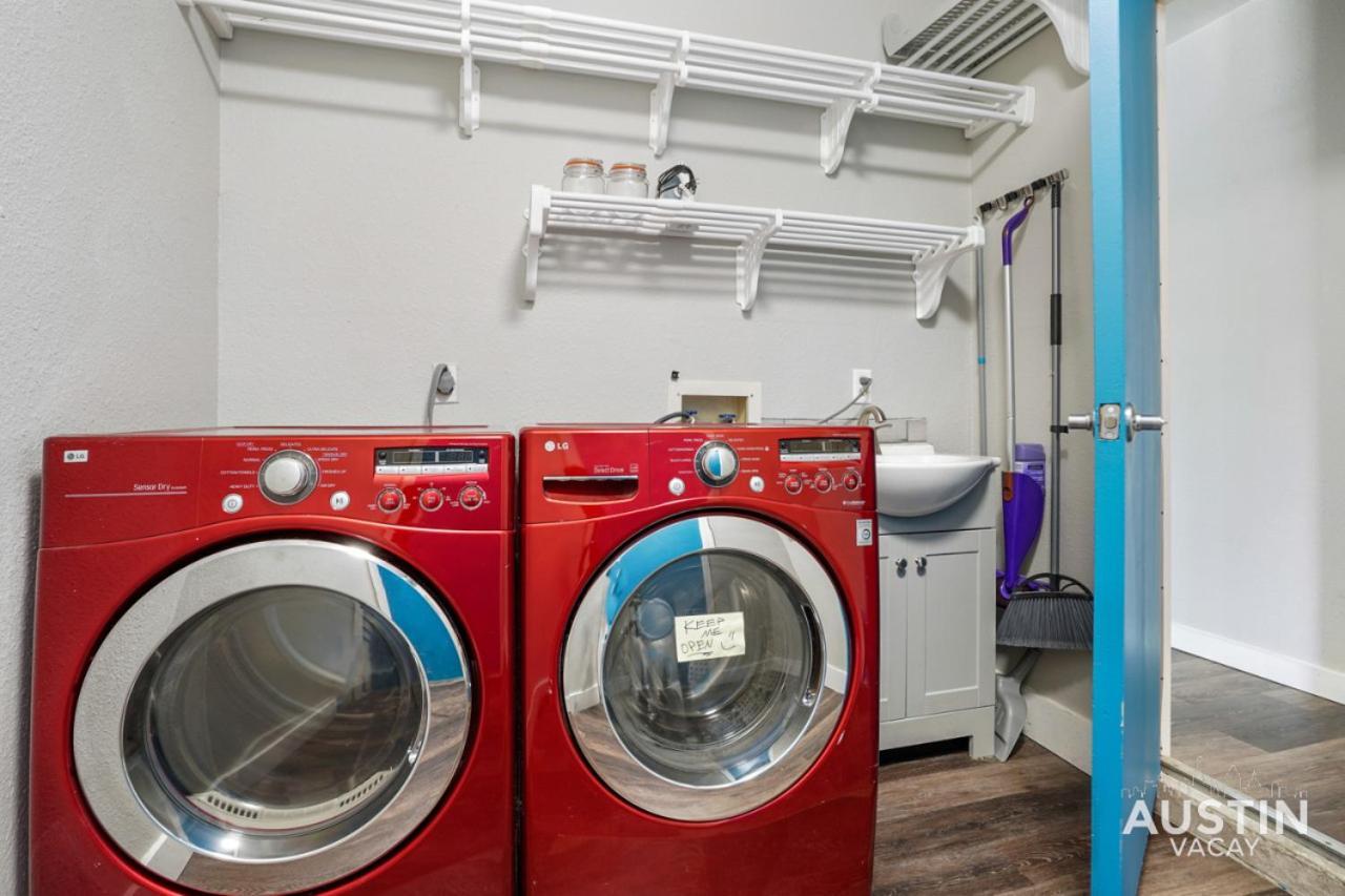 12 Min To Airport Spacious Backyard And Fire Pit * Austin