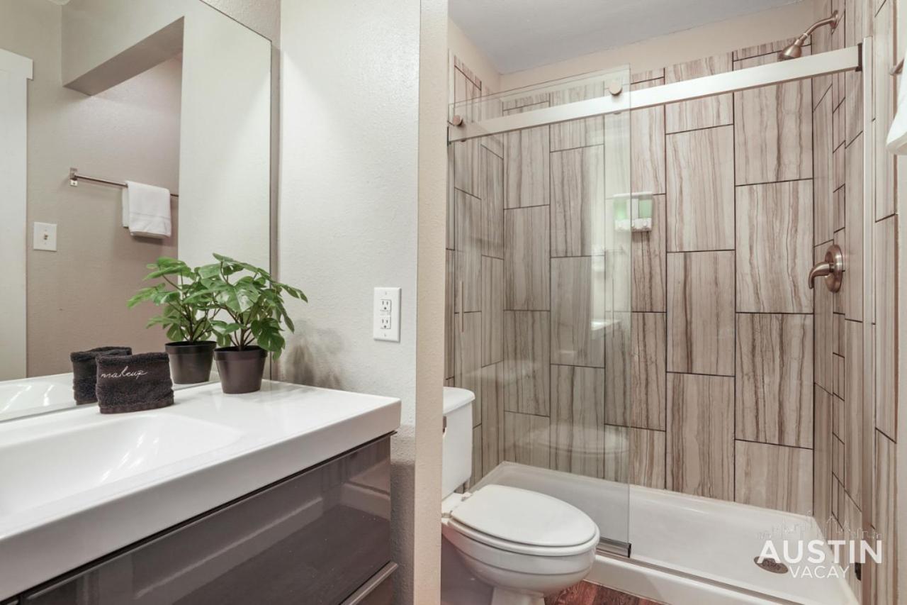 12 Min To Airport Spacious Backyard And Fire Pit Austin