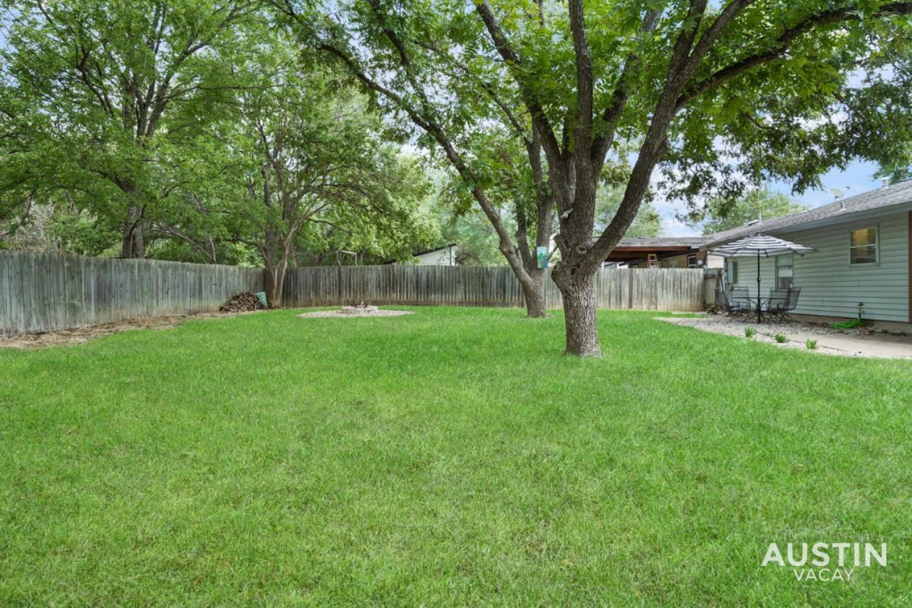 12 Min To Airport Spacious Backyard And Fire Pit Austin